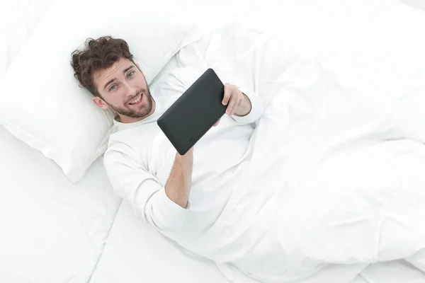 Imagem de fundo. homem lendo no tablet digital . — Fotografia de Stock