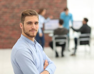 Ortak çalışma süreci, modern ofiste çalışan tasarımcılar..