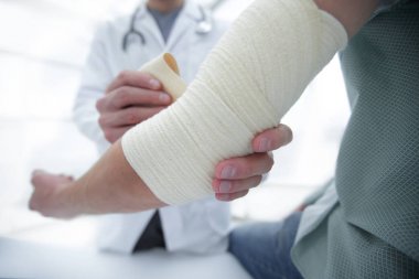 Hastaların klinik elinde üzerine bandaj uygulama ortopedi uzmanı