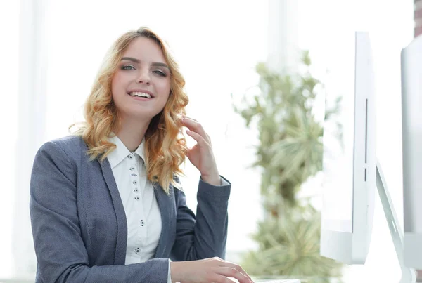 Moderne zakenvrouw zitten aan een bureau. — Stockfoto