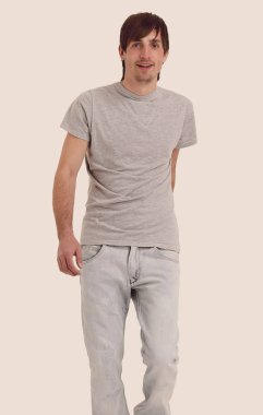 şık genç adam ileri gider.