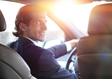 Adam direksiyonda oturuyor.