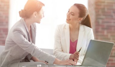 iki başarılı iş kadınları geçerli sorunları tartışıyor