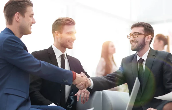 Partnerek üzlet megkötése, és kezet te jelenlétében — Stock Fotó