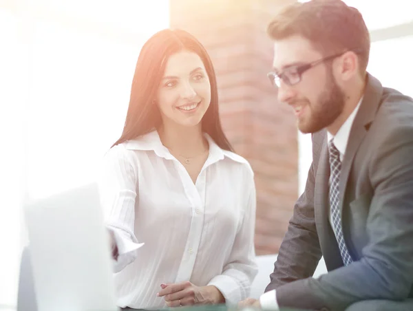 Plan rapproché des employés de l'entreprise qui communiquent dans le bureau — Photo