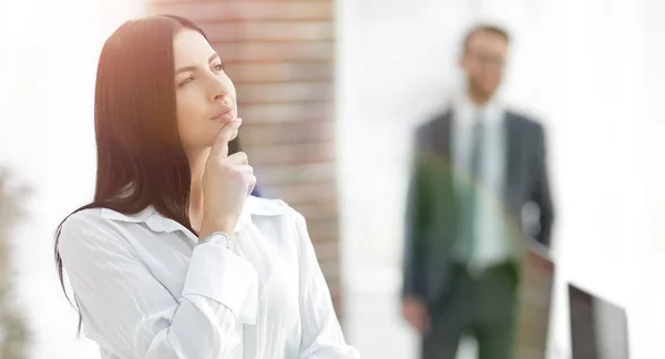 Porträt einer aus Perspektive erfolgreichen jungen Frau. — Stockfoto