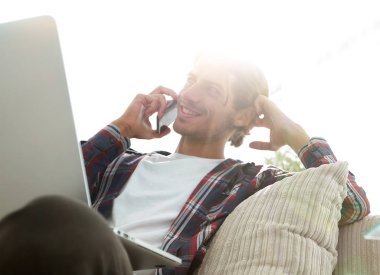 başarılı bir adam bir Smartphone-e doğru bahsediyoruz Close-Up