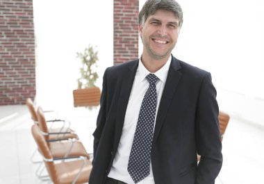 işadamı bir boş konferans salonu bir arka plan üzerinde