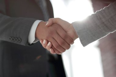 Beyaz arka planda izole edilmiş iş adamları el sıkışıyor