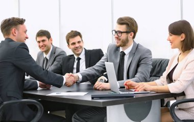 Yönetici ve bir müşteri masada karşılıklı