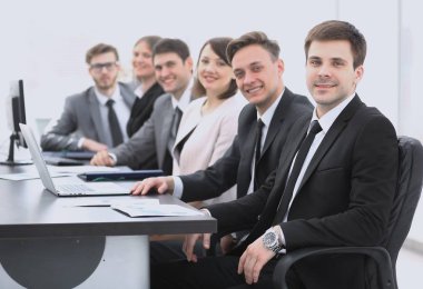 Proje Yöneticisi ve masada oturan profesyonel iş takım