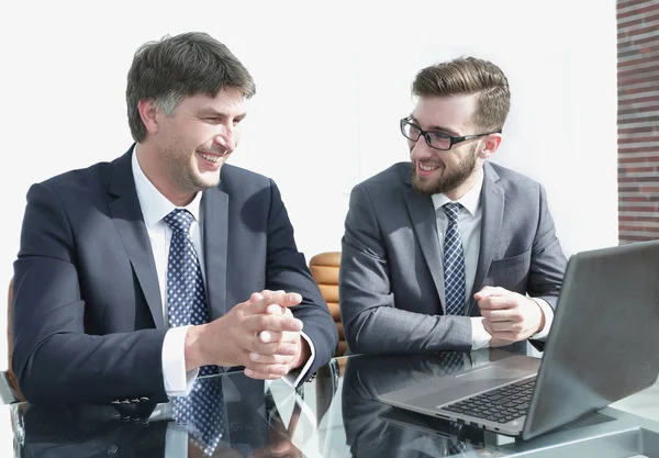 Retrato de dois empresários sentados na mesa de escritório — Fotografia de Stock