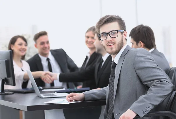 Handshake parceiros de negócios com o gerente em primeiro plano — Fotografia de Stock