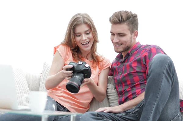 Feliz jovem casal verifica fotos em fotos da câmera — Fotografia de Stock