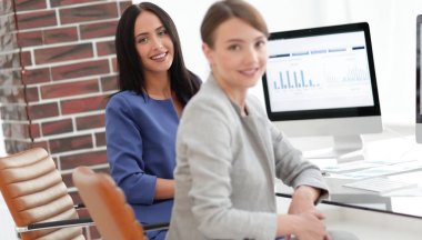 Ofis mekanları birlikte çalışan iki genç iş kadını