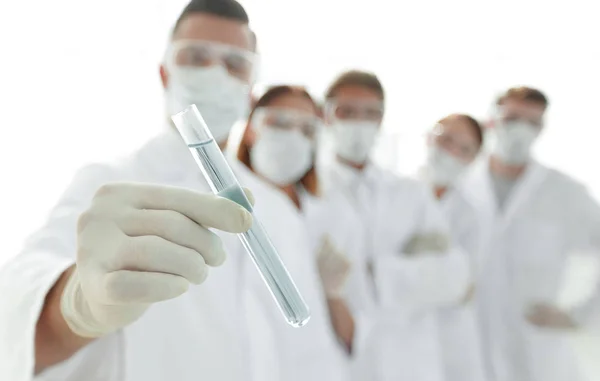 A imagem de fundo é um grupo de profissionais médicos que trabalham com líquidos em laboratório — Fotografia de Stock