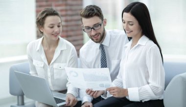 Ofiste finansal çizelgelerle çalışan bir iş adamı.