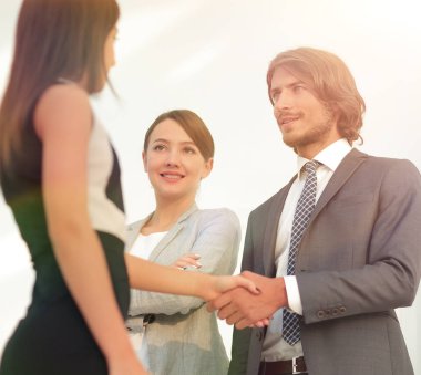 İş adamları geniş pencereli odaya karşı el sıkışıyor