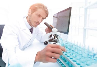 Test tüpleri mavi sıvı ile seyir kimyager