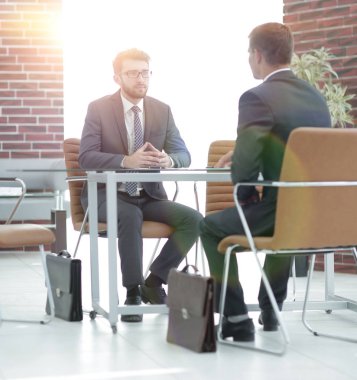 Masa başında iş ortakları