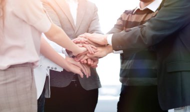 iş arkadaşları ile birlikte yığılmış ellerini