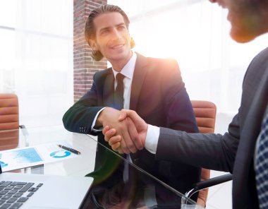 portre. bir ofiste iş el sıkışma.