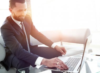 İşadamı tarama bilgilerini laptop gülümseyen,