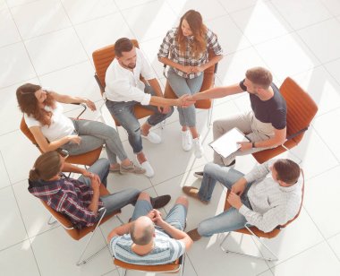 Yukarıdan bak. İş arkadaşlarıyla tokalaşma.