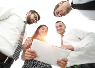 iş takım dijital tablet vasıl arıyor closeup.