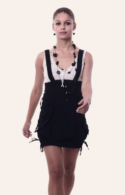 şık bir sundress zarif genç kadın modeli.