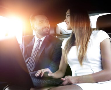 Arabanın içine çalışma iş insanlar Toplantı