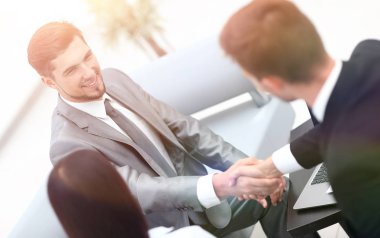 Ofisin lobisinde el sıkışan iş ortakları..