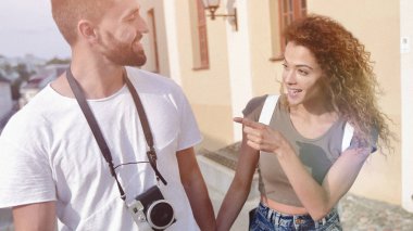 Şehirde yürüyüş ve manzarayı mutlu turist