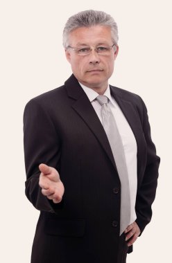 konuksever yardım sunan iş adamı