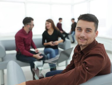 İşletme takımının arka planında çalışan