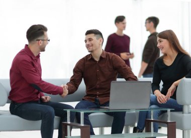 yaratıcı iş ekibi bir müşteri ile çalışıyor