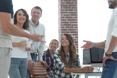 takım genç çalışanların tartışıyor