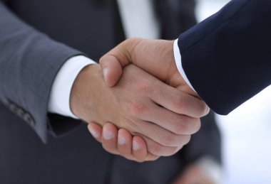 iki genç erkek iş ortağı sallamak elini kapat