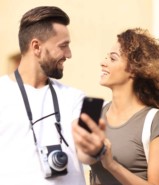 Lächelndes Paar mit Smartphone in der Stadt — Stockfoto