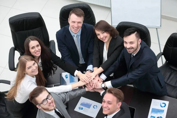 Tim bisnis dengan tangan menggenggam bersama-sama di atas meja — Stok Foto