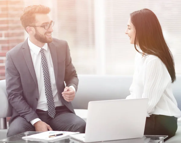 Employés de l'entreprise parlant sur le lieu de travail . — Photo