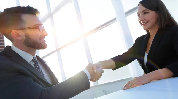 Příjemný usmívající se podnikání lidí metoda handshaking po příjemné tal — Stock fotografie