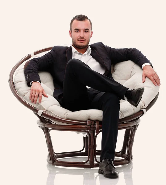 Jeune homme d'affaires assis dans une chaise confortable — Photo