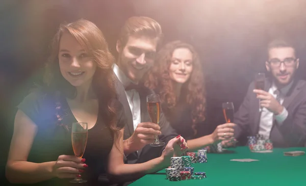 Poker oyuncuları ile bir kadeh şarap, masada oturan — Stok fotoğraf