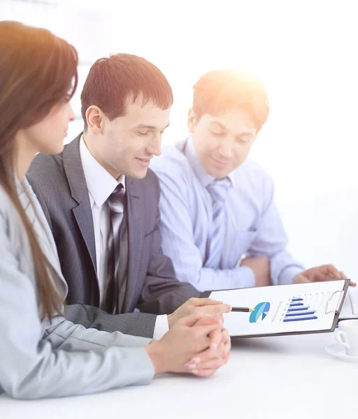 Equipo de negocios discutiendo un plan financiero —  Fotos de Stock