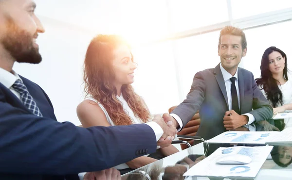 Gente de negocios dándose la mano, iniciando una reunión — Foto de Stock