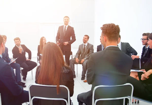 Coach lidera la sesión con el equipo de negocios . — Foto de Stock