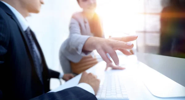 Imagen estilizada de una mujer de negocios en el lugar de trabajo — Foto de Stock