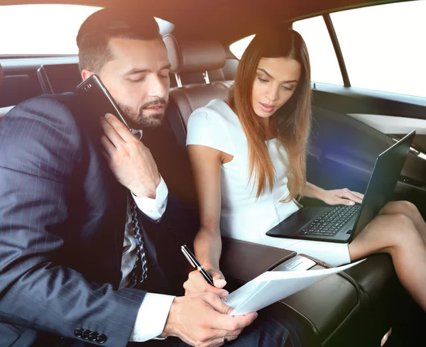 Arabada telefonda konuşurken kendinden emin iş adamı