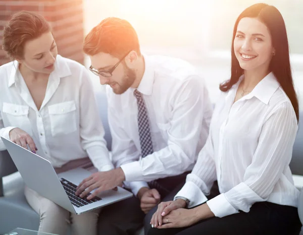 Retrato de una joven empresaria de éxito . — Foto de Stock